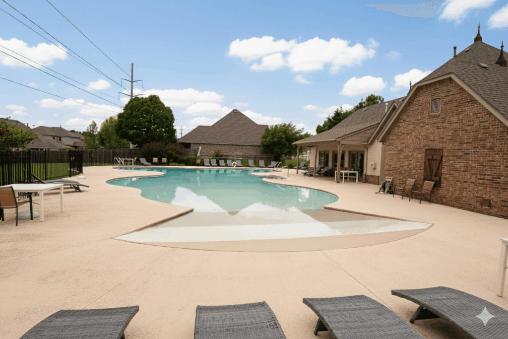 Resort-style swimming pool and clubhouse in the Seven Oaks South neighborhood of Broken Arrow, Oklahoma. Seven Oaks South homes for sale