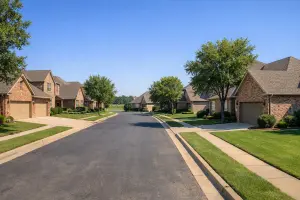 Wakefield Heights at Battle Creek Broken Arrow OK residential street with traditional brick homes and golf course lots